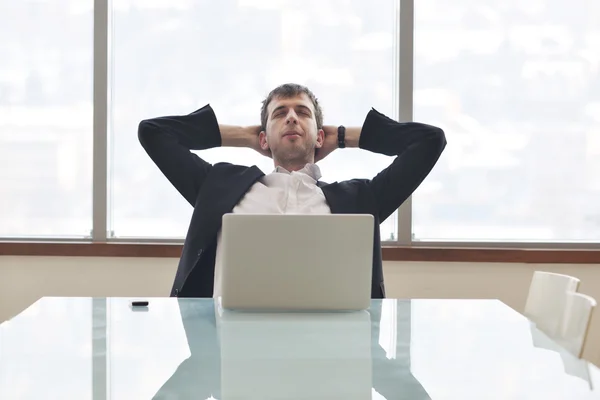 Jonge zakenman alleen in vergaderruimte — Stockfoto