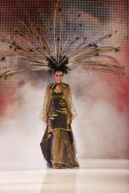 moda gösterisi kadın catwalk