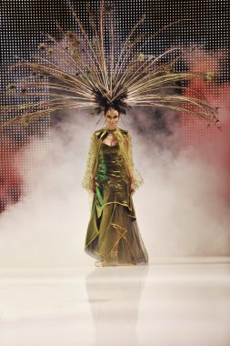 moda gösterisi kadın catwalk