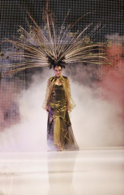 moda gösterisi kadın catwalk