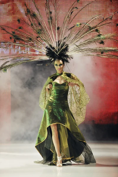 Desfile de moda mulher passarela — Fotografia de Stock