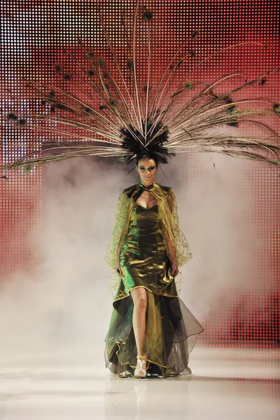 Moda gösterisi kadın catwalk — Stok fotoğraf