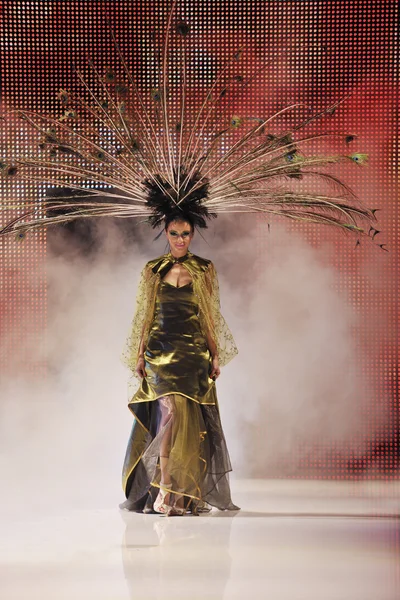Desfile de moda mujer pasarela —  Fotos de Stock