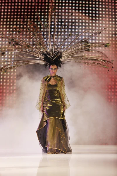 Fashion show nő catwalk — Stock Fotó