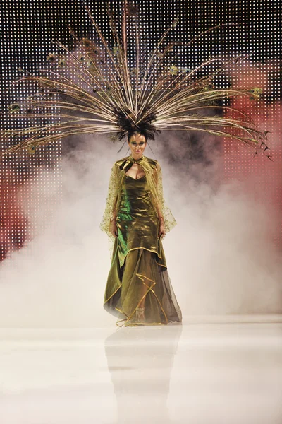 Desfile de moda mulher passarela — Fotografia de Stock