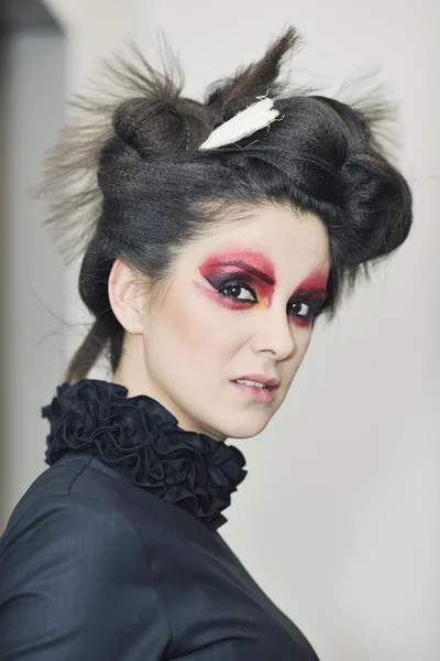Szép frizura a gyönyörű fiatal nő portréja — Stock Fotó