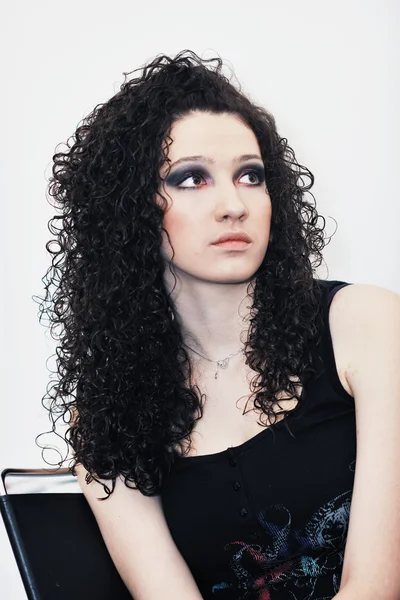 Güzel saç modeli ile güzel bir genç kadın portresi — Stok fotoğraf