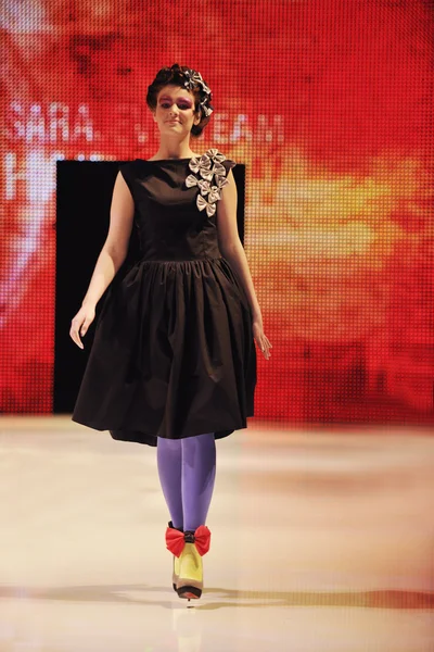 Fashion show nő catwalk — Stock Fotó