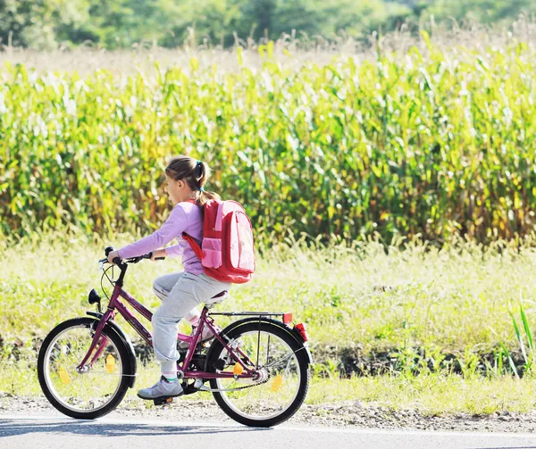 Schoolmeisje reizen naar school op fiets — Stockfoto
