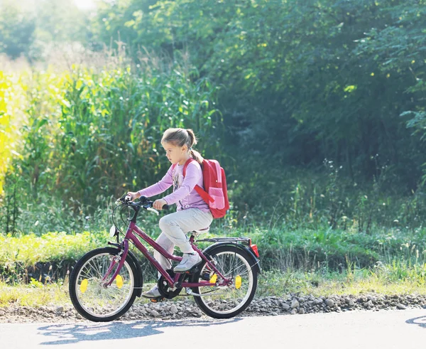 Schoolmeisje reizen naar school op fiets — Stockfoto
