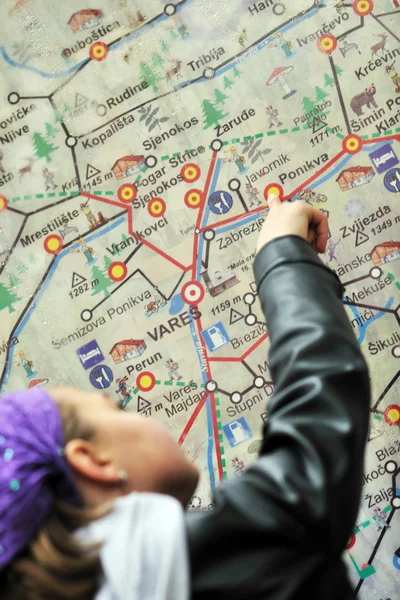 Flicka med staden karta panel — Stockfoto