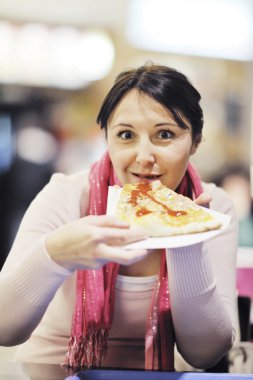 kadın yemek pizza yemeği restoranda