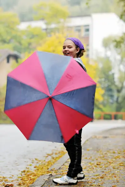 Ragazza felice con ombrello — Foto Stock