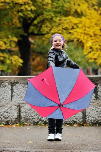 Glückliches Mädchen mit Regenschirm — Stockfoto