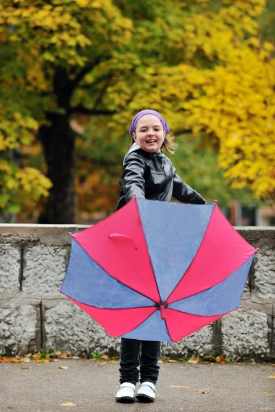 带着雨伞的快乐女孩 — 图库照片