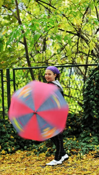 Glückliches Mädchen mit Regenschirm — Stockfoto