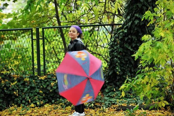 우산을 든 행복 한 소녀 — 스톡 사진