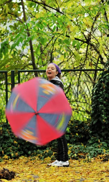 Ευτυχισμένο κορίτσι με ομπρέλα — Φωτογραφία Αρχείου