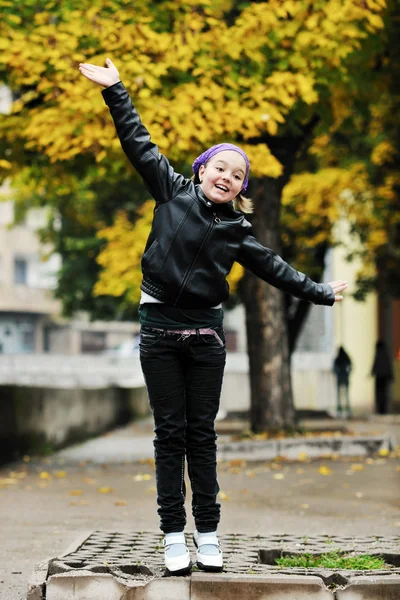 Şemsiyeli mutlu kız — Stok fotoğraf