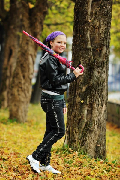 Chica feliz con paraguas —  Fotos de Stock