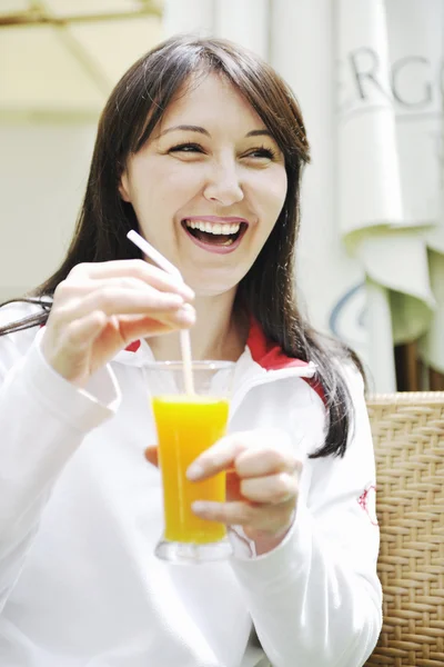 Kvinna dricka juice utomhus — Stockfoto