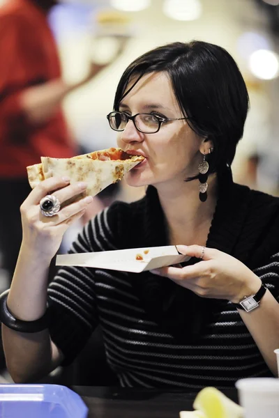 女人吃披萨餐厅 — 图库照片