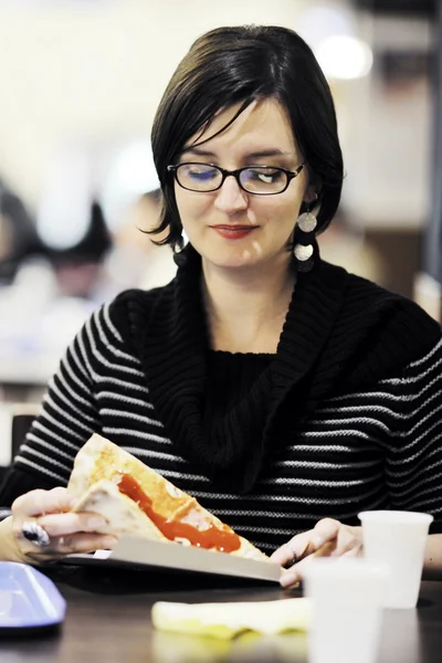 Mujer comer pizza comida en el restaurante —  Fotos de Stock