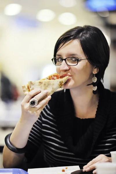 女人吃披萨餐厅 — 图库照片