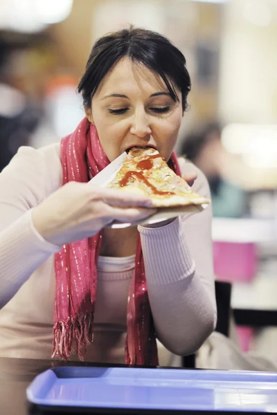レストランでピザ食品を食べる女性 — ストック写真