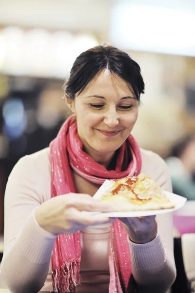Mujer comer pizza comida en el restaurante — Foto de Stock