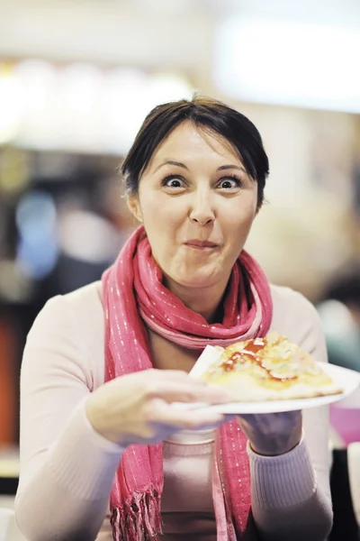 Frau isst Pizza in Restaurant — Stockfoto