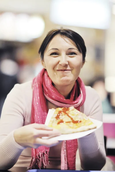 Femme manger de la pizza au restaurant — Photo