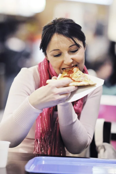 Mulher come pizza no restaurante — Fotografia de Stock