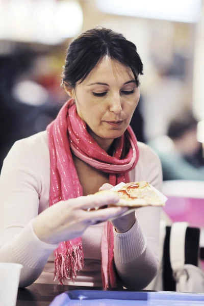 Žena jíst pizzu v restauraci — Stock fotografie