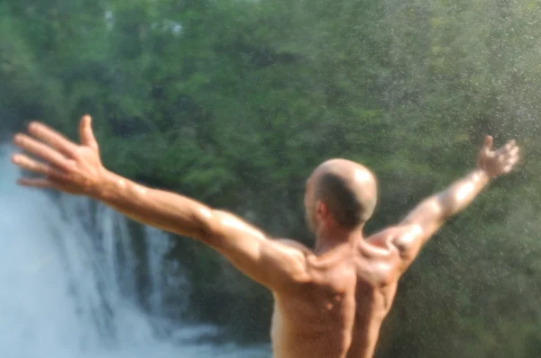 Людина водоспад — стокове фото