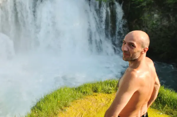 Homem cachoeira — Fotografia de Stock