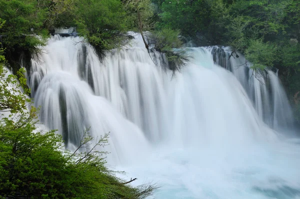Rzeka wodospad dziki — Zdjęcie stockowe