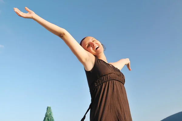 Fiatal, boldog nő képviselő a szabadság fogalma — Stock Fotó