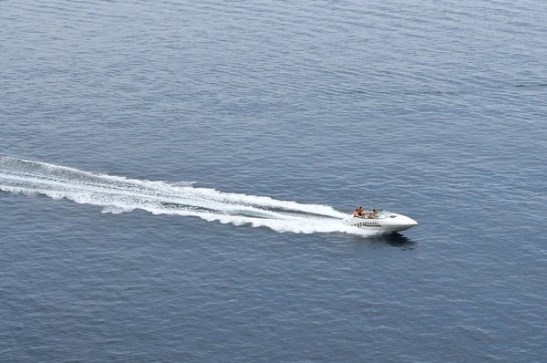 Luxusní turist člun loď na moři — Stock fotografie