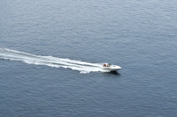 Luxusní turist člun loď na moři — Stock fotografie