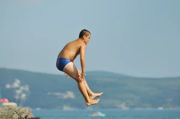 소년 점프 해 — 스톡 사진