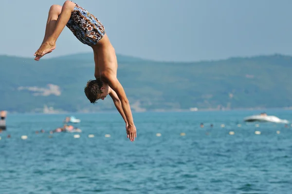 Rapaz salto mar — Fotografia de Stock