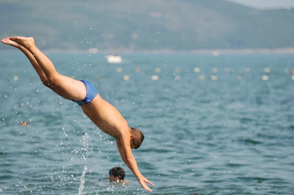 Chlapec skok moře — Stock fotografie