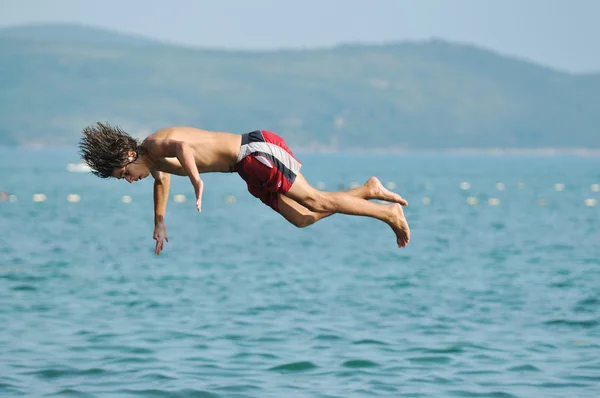 Pojke hoppa havet — Stockfoto
