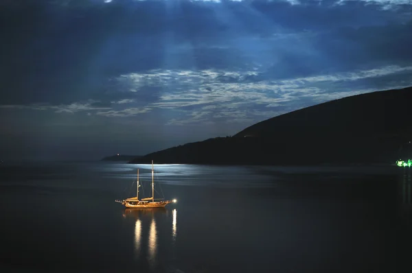 Πολυτελές τουριστικό σκάφος στη θάλασσα στις καλοκαιρινές διακοπές — Φωτογραφία Αρχείου