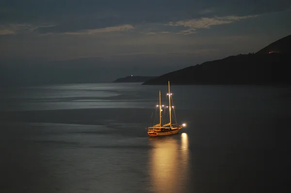 Barca turistica di lusso al mare in vacanza estiva — Foto Stock
