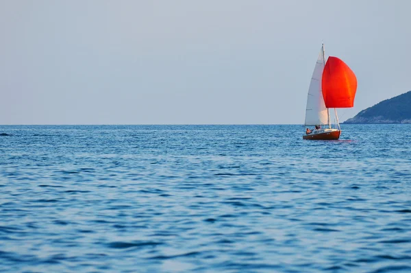 Barco turístico de lujo en el mar en vacaciones de verano — Foto de Stock