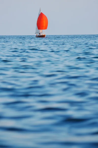 Πολυτελές τουριστικό σκάφος στη θάλασσα στις καλοκαιρινές διακοπές — 图库照片