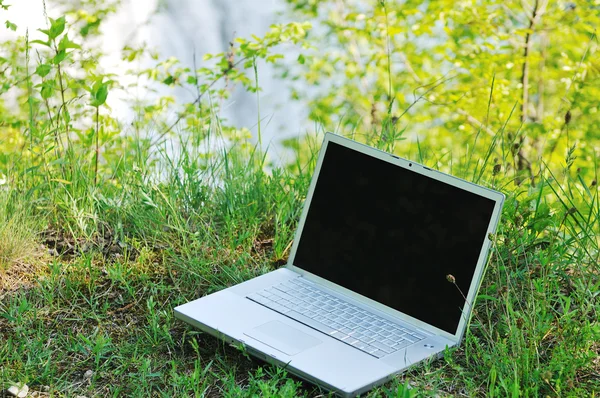 Laptop ao ar livre — Fotografia de Stock