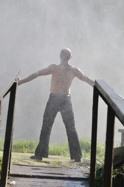 Człowiek wodospad — Zdjęcie stockowe